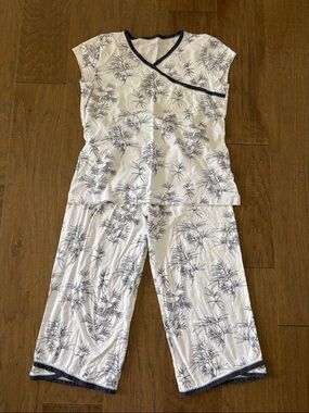 Garnet Hill White & Navy Bamboo Print Pajama Set. Size S